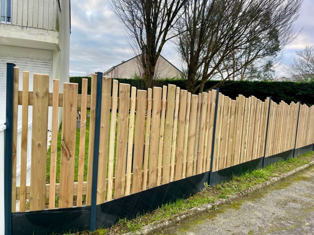 clôture bois ajourée à lames verticales