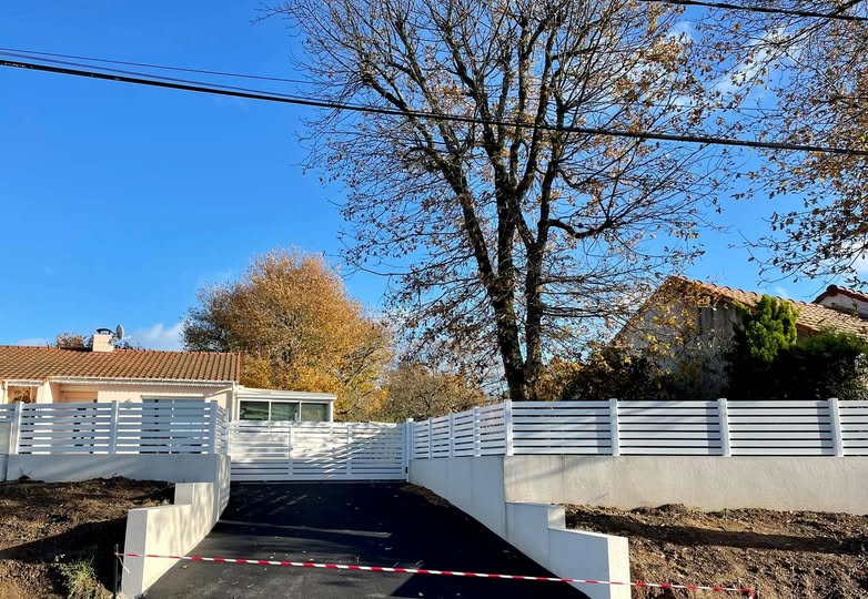 portail coulissant PVC motorisé